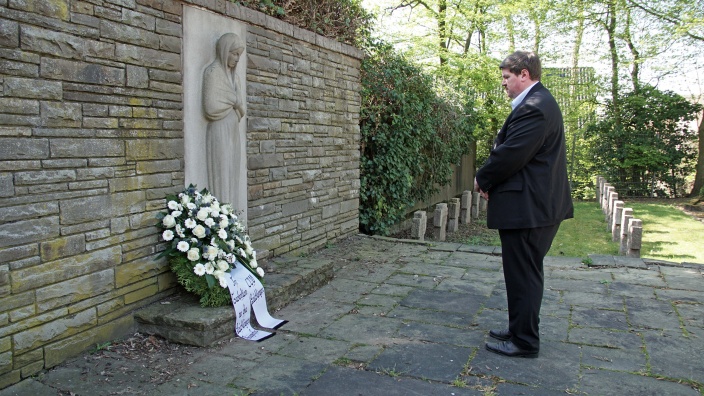 Kranzniederlegung Uferstraße